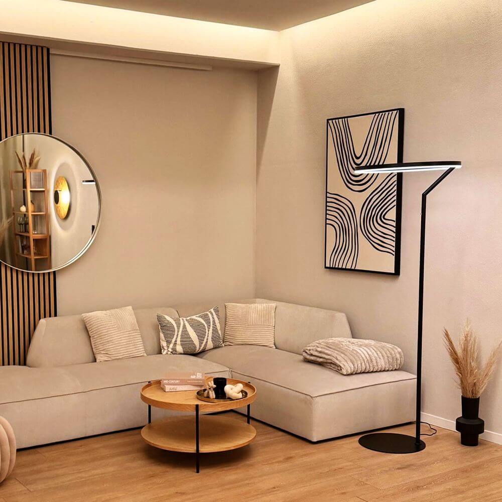 s.luce Ring LED-Stehleuchte Ø 60cm mit Touchdimmer in modernem Wohnzimmer, schwarzes Standgestell, warmweißes LED-Ringlicht, minimalistisches Design