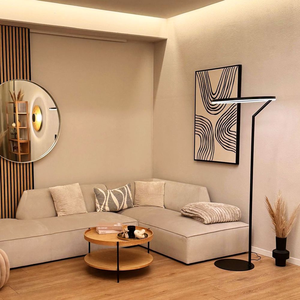 s.luce Ring LED-gulvlampe Ø 60 cm med touchdimmer i moderne stue, svart stativ, varmhvitt LED-ringlys, minimalistisk design