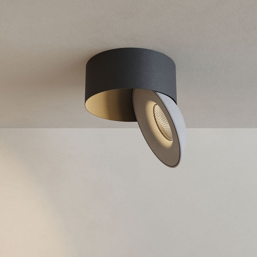 Moderne LED Deckenstrahler Santa Neo, drehbar und schwenkbar, in elegantem Schwarz designet.