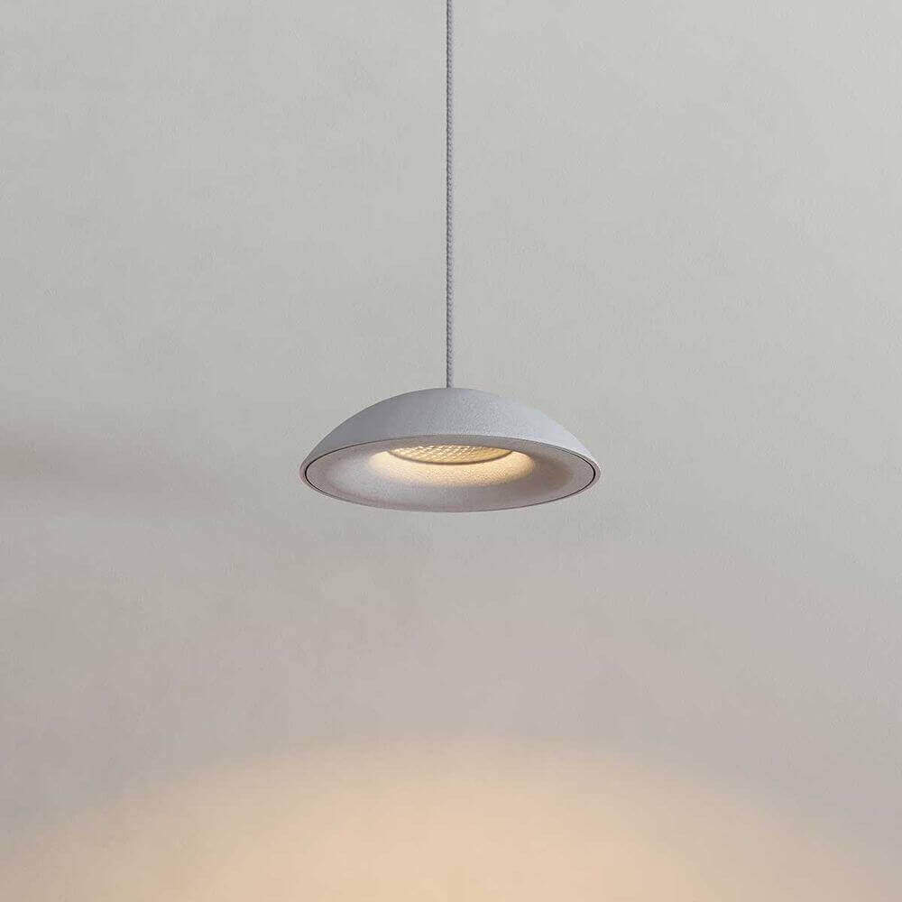 s.luce Santa Air LED Esszimmerlampe 12-flammig 200cm 3-reihig hängt an der Decke über einem Tisch.