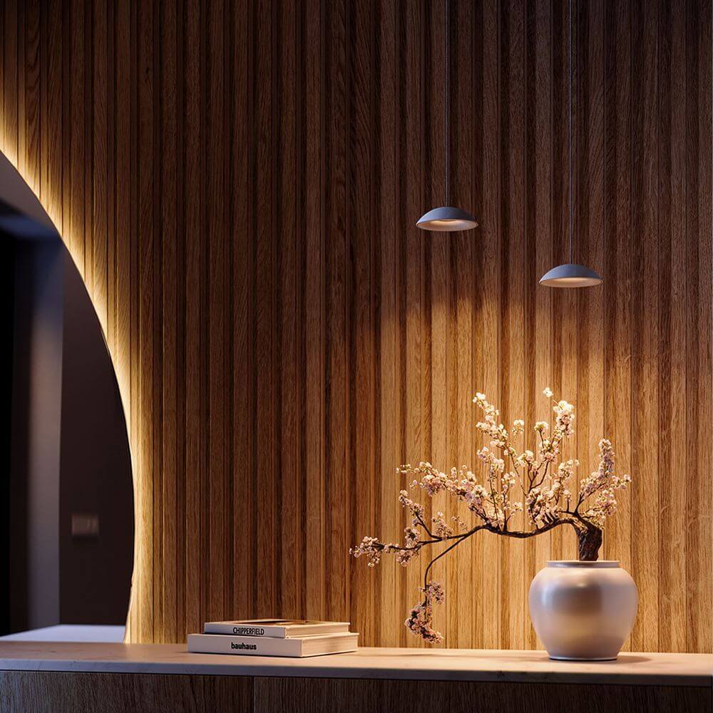 s.luce Santa Air LED Esszimmerlampe 12-flammig 200cm 3-reihig auf Holzregal mit Vase und Blumen.