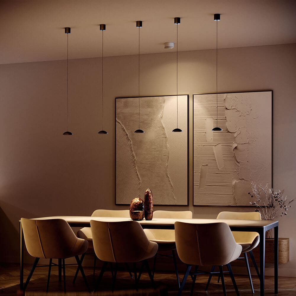 s.luce Santa Air LED Esszimmerlampe 12-flammig 200cm 3-reihig über elegantem Essbereich mit Kunstwerken.