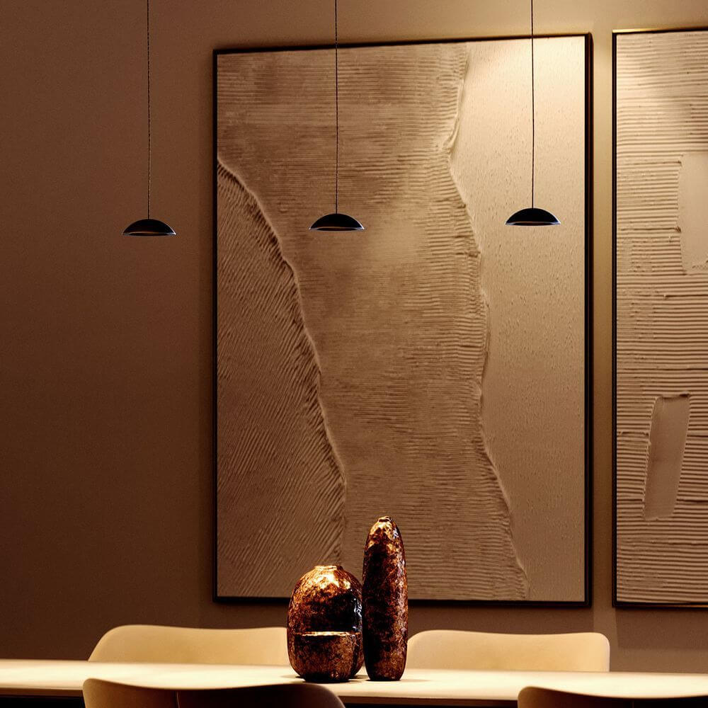 s.luce Santa Air LED Esszimmer-Pendelleuchte 3-flammig 120cm über einem Esstisch mit minimalistischer Einrichtung