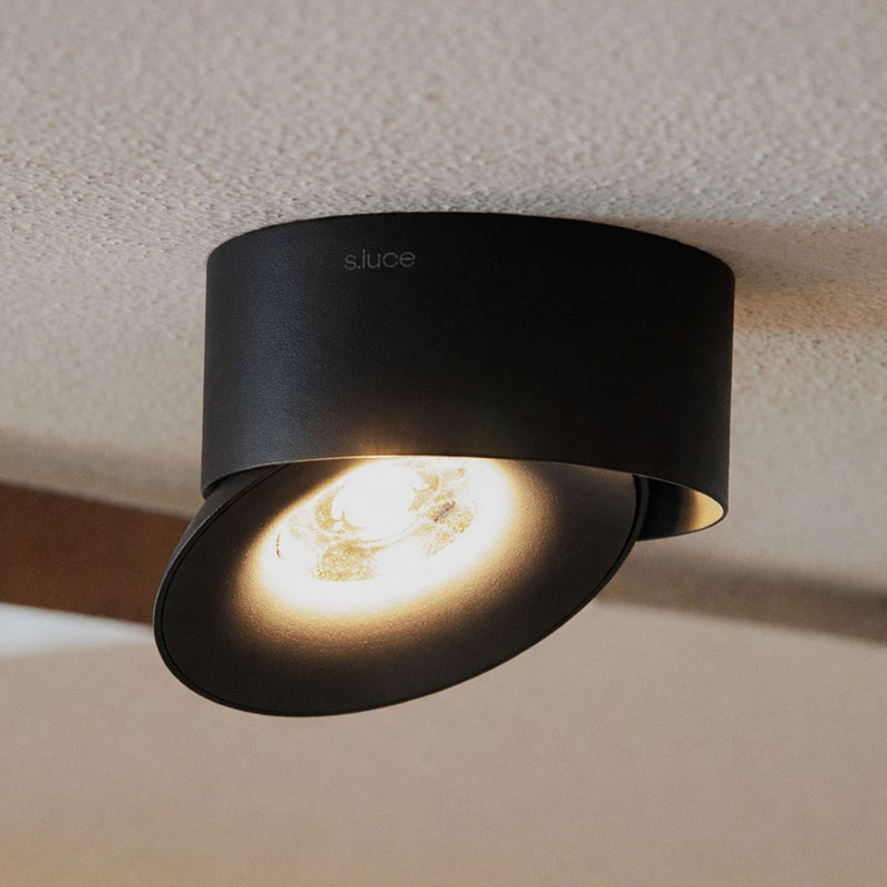 s.luce Santa Neo LED-Deckenstrahler schwenkbar & dimmbar an der Decke montiert, schwarz, modernes Design.