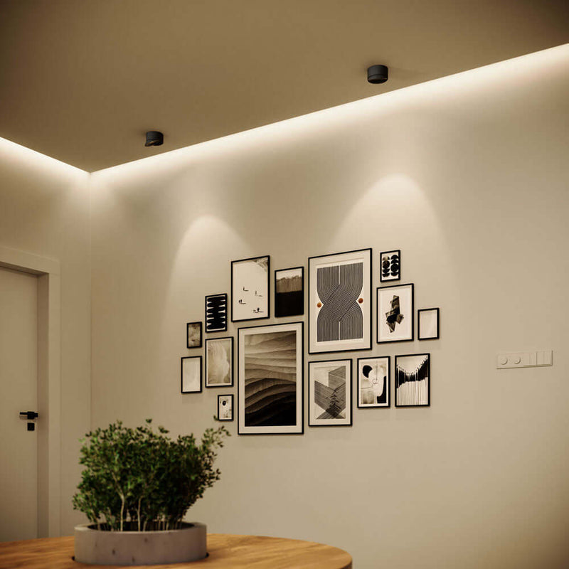 s.luce Leuchten in modernem Wohnzimmer mit Wandbildern und indirekter Beleuchtung.