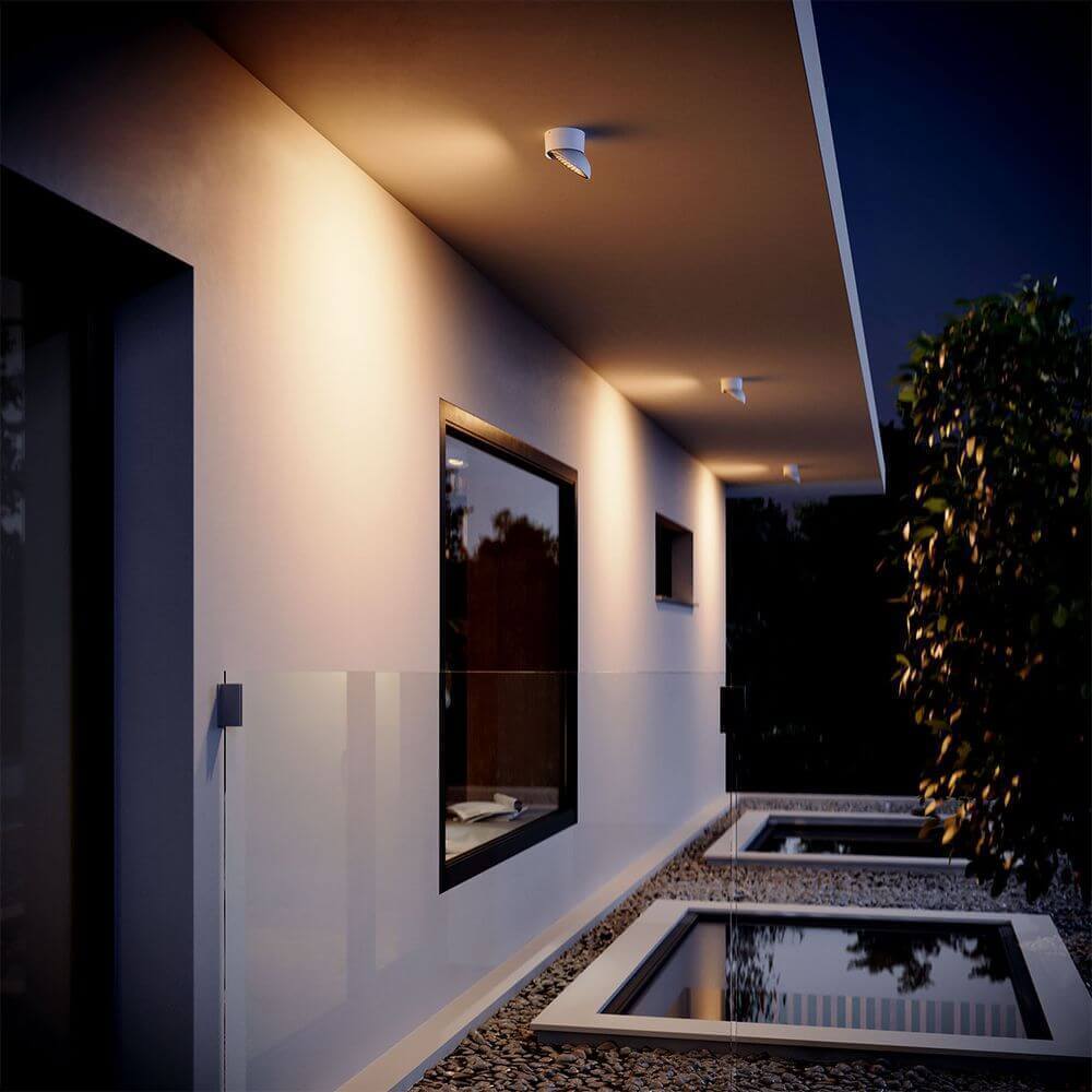 s.luce Santa Out LED Aussen-Deckenleuchte IP65 drehbar an moderner Fassade mit stimmungsvollem Licht