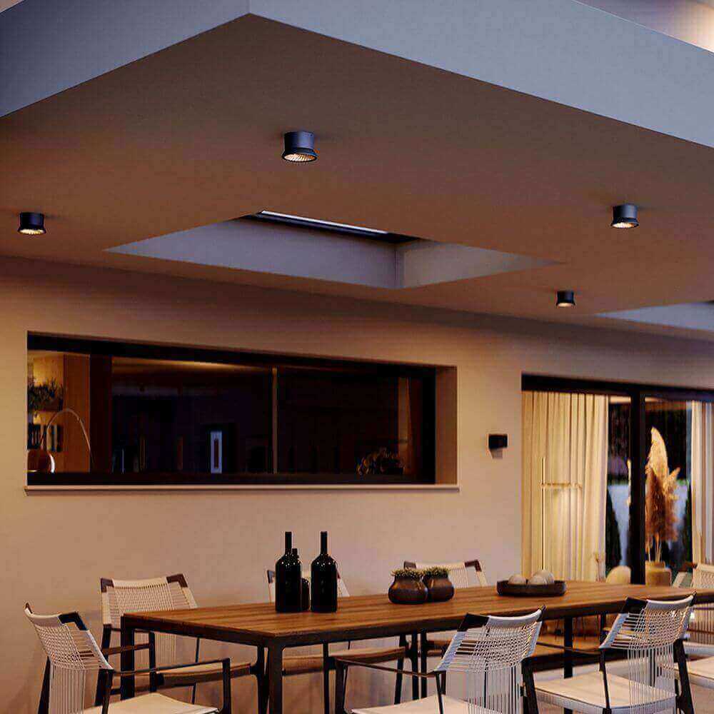 s.luce Santa Out LED Aussen-Deckenleuchte IP65 drehbar in stilvollem Außenbereich mit Holz-Tisch.