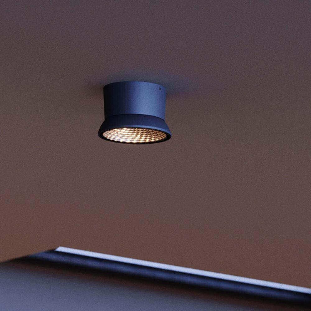 s.luce Santa Out LED Aussen-Deckenleuchte IP65 drehbar an der Decke montiert.