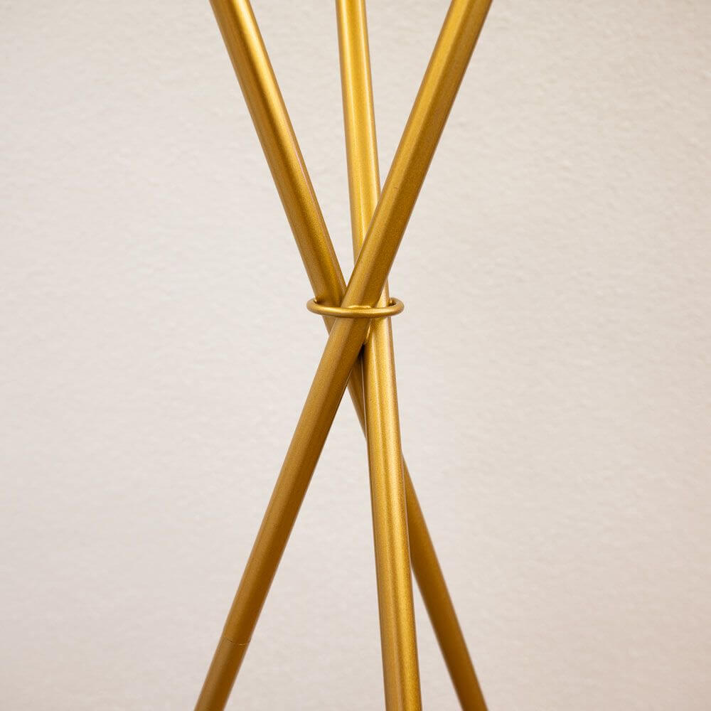 Detailaufnahme des Gestells der s.luce Orb Axis Glas-Tischlampe Dreibein 20cm in goldener Farbe.