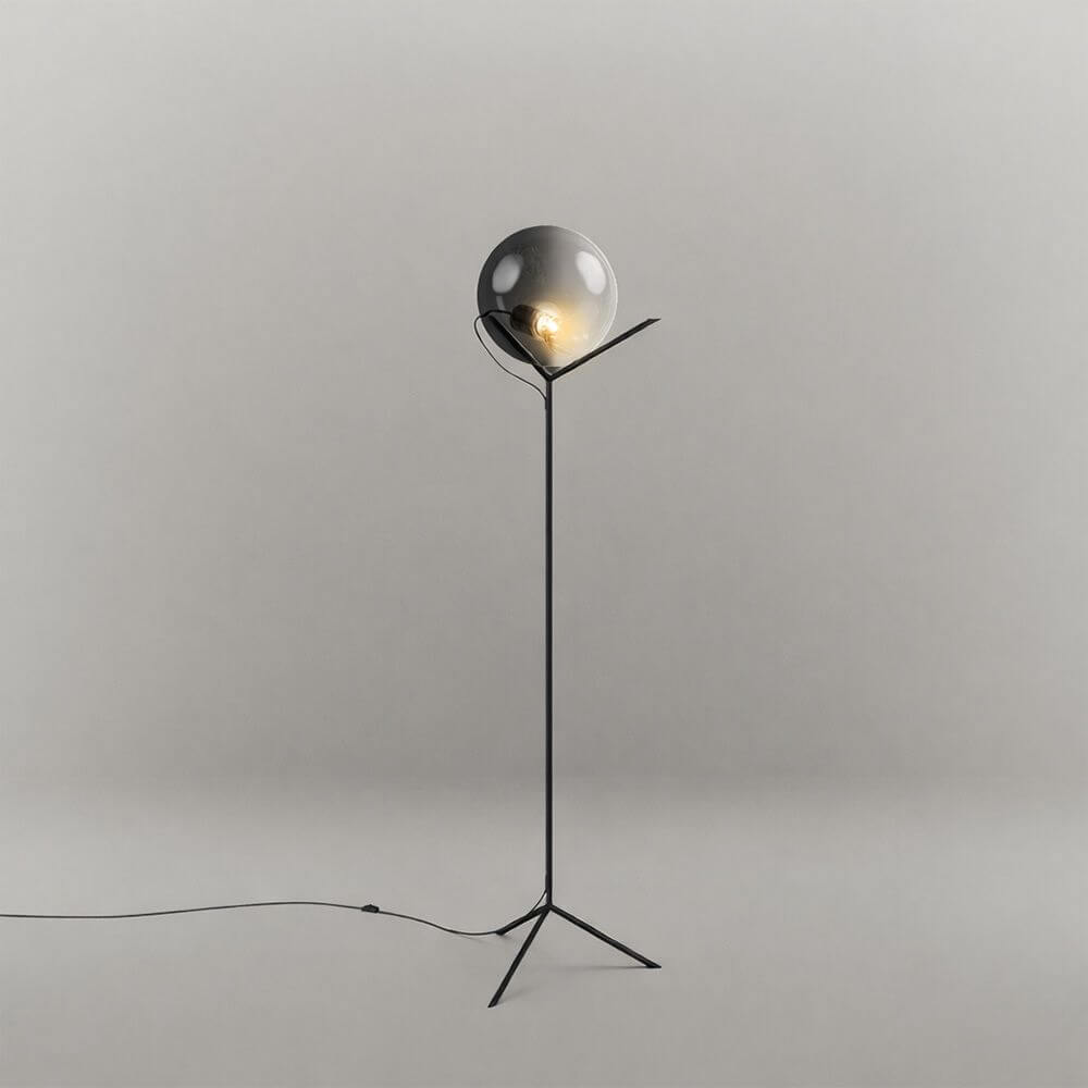 s.luce Stehleuchte Orb Poseidon mit Glaskugel 175cm auf filigranem Gestell, elegantes Design.