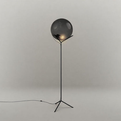 s.luce Stehleuchte Orb Poseidon mit Glaskugel 175cm auf filigranem Gestell und eleganter Glaskugel.