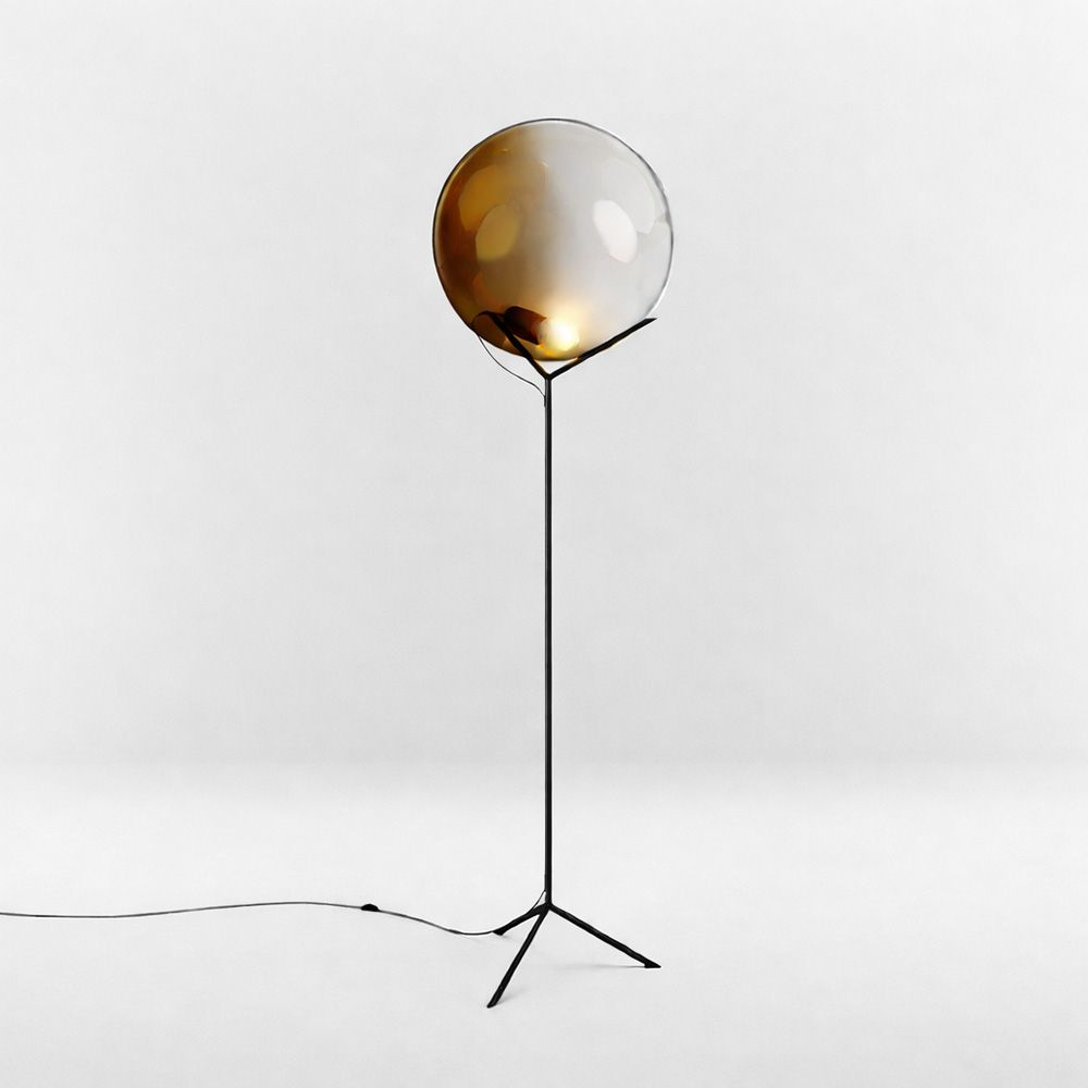 s.luce Stehleuchte Orb Poseidon mit Glaskugel 175cm auf filigranem Gestell, elegant und skulptural.