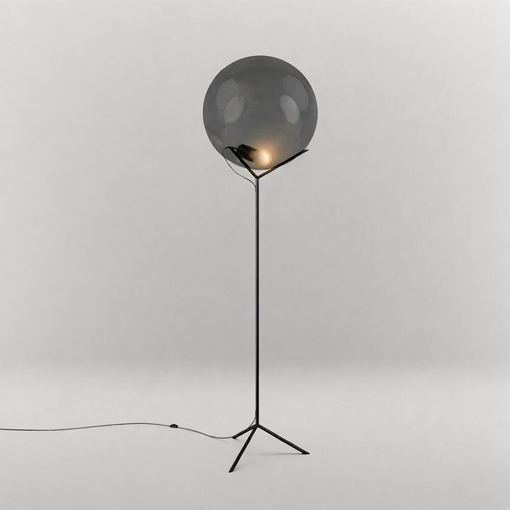 s.luce Stehleuchte Orb Poseidon mit Glaskugel 175cm, elegante Stehleuchte mit filigranem Gestell und mundgeblasener Glaskugel.