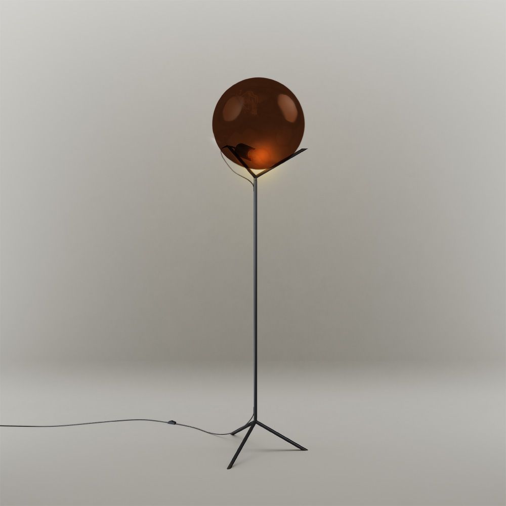 s.luce Stehleuchte Orb Poseidon mit Glaskugel 175cm – schlankes Dreibein, filigranes Gestell und mundgeblasene Glas-Kugel warm beleuchtet