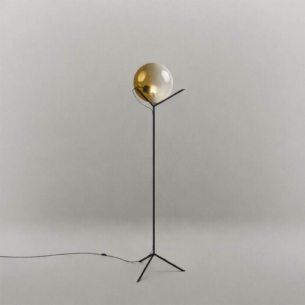 s.luce Stehleuchte Orb Poseidon mit Glaskugel 175cm auf elegantem Gestell mit mundgeblasener Glaskugel.