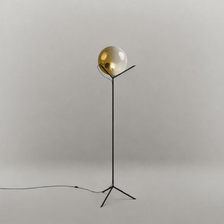 s.luce Stehleuchte Orb Poseidon mit Glaskugel 175cm auf elegantem Gestell mit mundgeblasener Glaskugel.