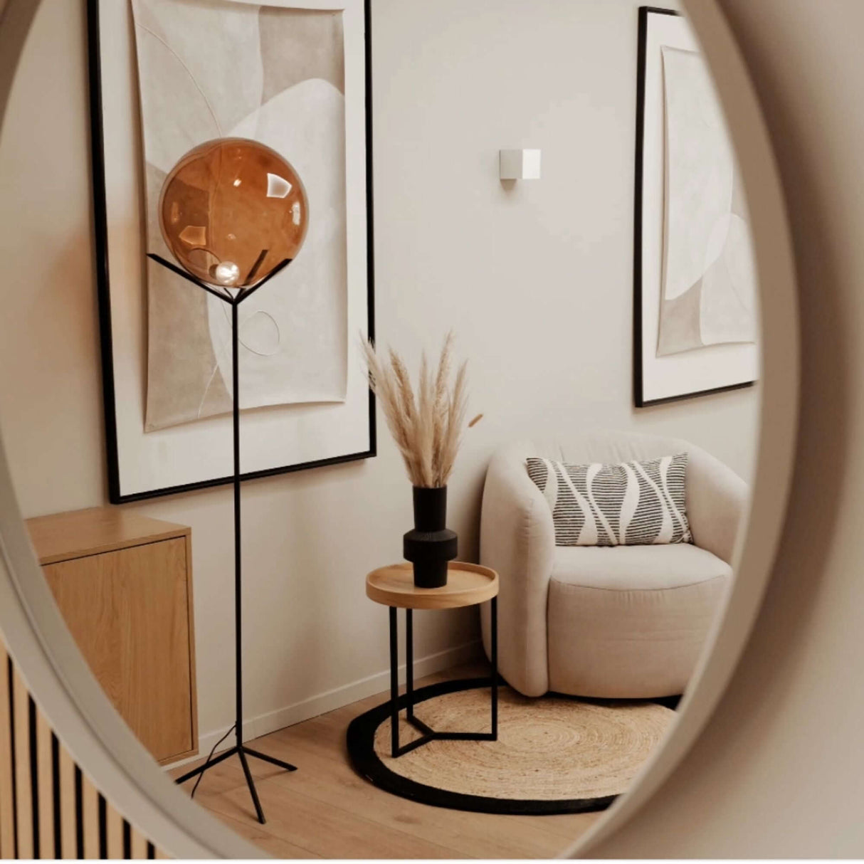 s.luce Stehleuchte Orb Poseidon mit Glaskugel 175cm in modernem Wohnraum mit beige Farben.