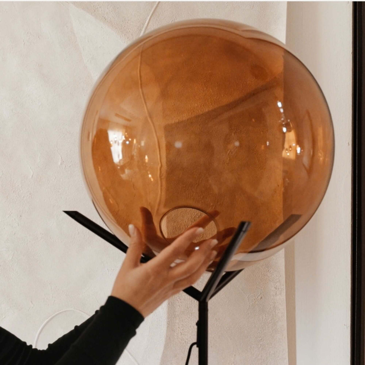 s.luce Stehleuchte Orb Poseidon mit Glaskugel 175cm, mundgeblasene Glaskugel auf elegantem Gestell.