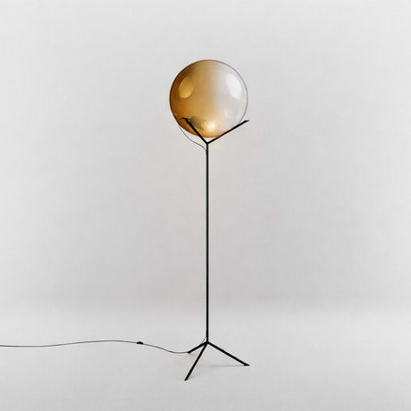 s.luce Stehleuchte Orb Poseidon mit Glaskugel 175cm auf schwarzem Gestell mit runder Glaskugel.