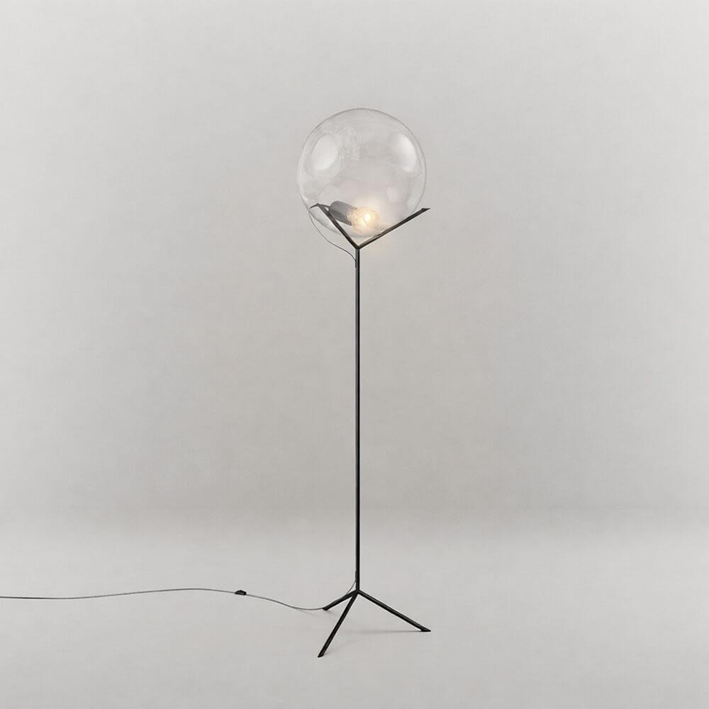 s.luce Stehleuchte Orb Poseidon mit Glaskugel 175cm auf filigranem Gestell mit mundgeblasener Glaskugel.