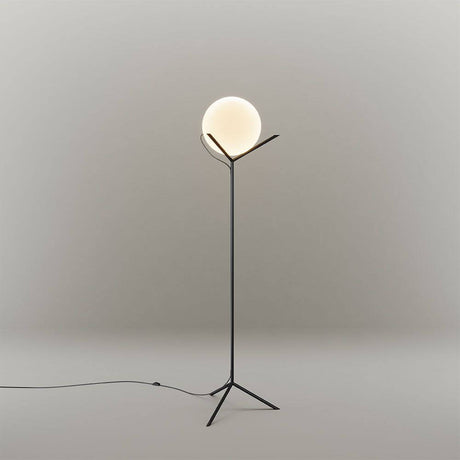 Stehleuchte s.luce Orb Poseidon mit elegantem Design und mundgeblasener Glaskugel, 175cm hoch.