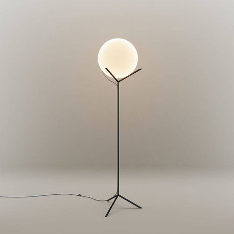 s.luce Stehleuchte Orb Poseidon mit Glaskugel 175cm auf einem minimalistischen Hintergrund.