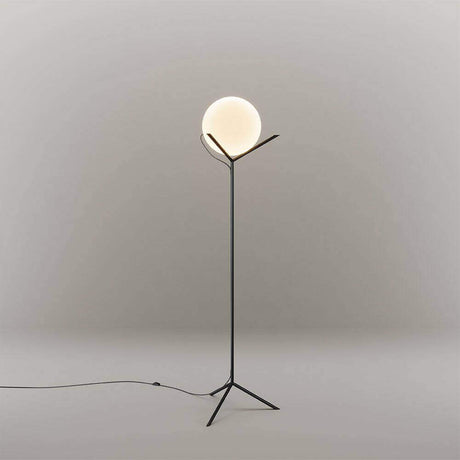 Moderne Stehlampe mit runder LED-Globo, minimalistisches Design auf grauem Hintergrund.