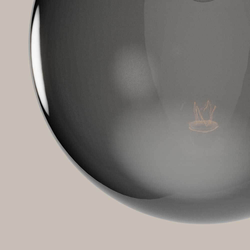 Details der s.luce Stehleuchte Orb Poseidon mit eleganter, mundgeblasener Glaskugel in Grau.