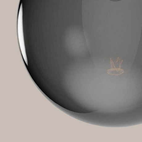 s.luce Stehleuchte Orb Poseidon mit Glaskugel 175cm - Detailansicht der mundgeblasenen Glaskugel mit eleganter Oberfläche.