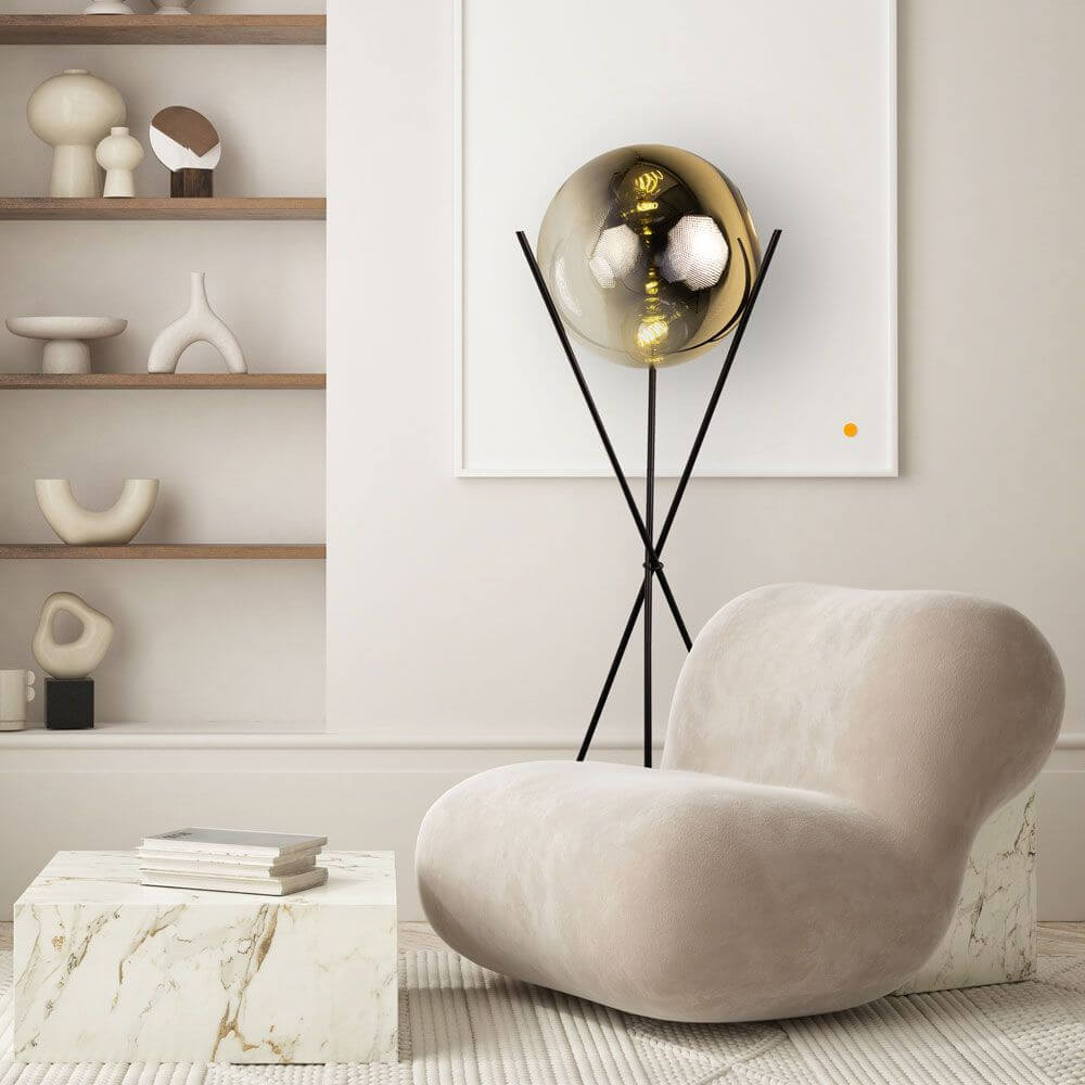 s.luce Stehleuchte Progress mit Glaskugel und Dreibein in modernem Wohnzimmer-Design.