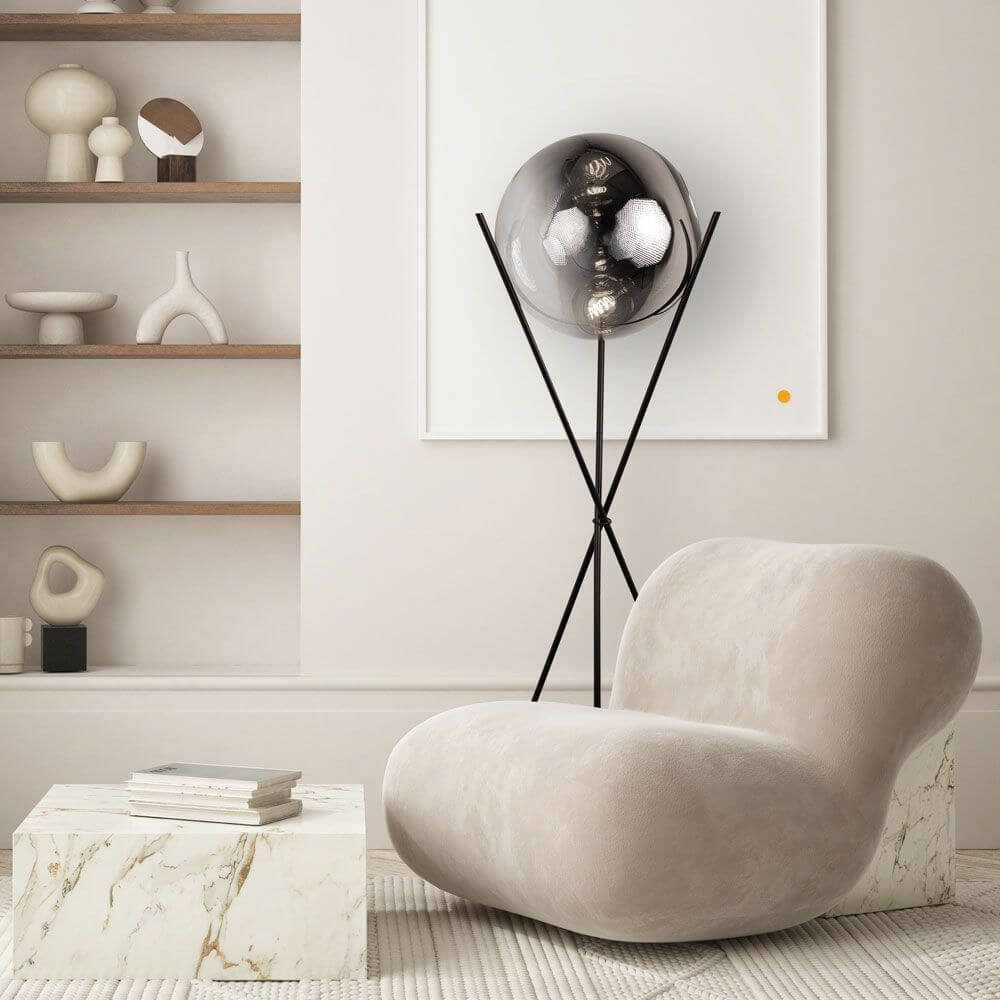 s.luce Stehleuchte Progress 40cm in modernem Raumdesign neben weichem Sessel und marmoriertem Tisch
