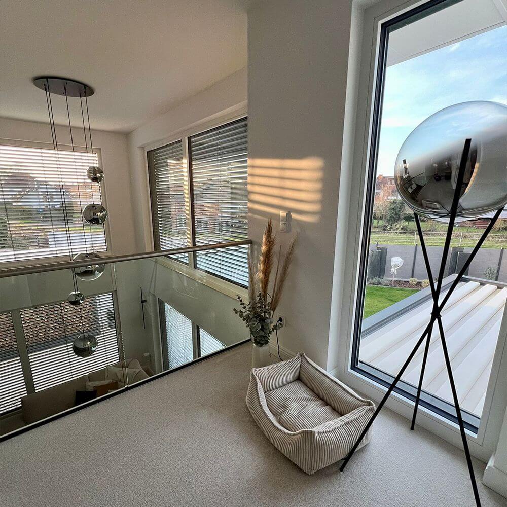 s.luce Stehleuchte Progress 40cm in modernem Raum mit Fenster, minimalistisches Design und elegantes Dreibein.