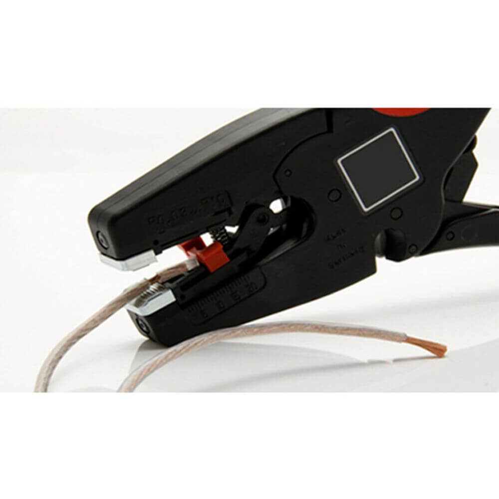 s.luce Umbau Wandleuchte zzgl. Design-Stecker auf einem Tisch mit elektrischen Leitungen.