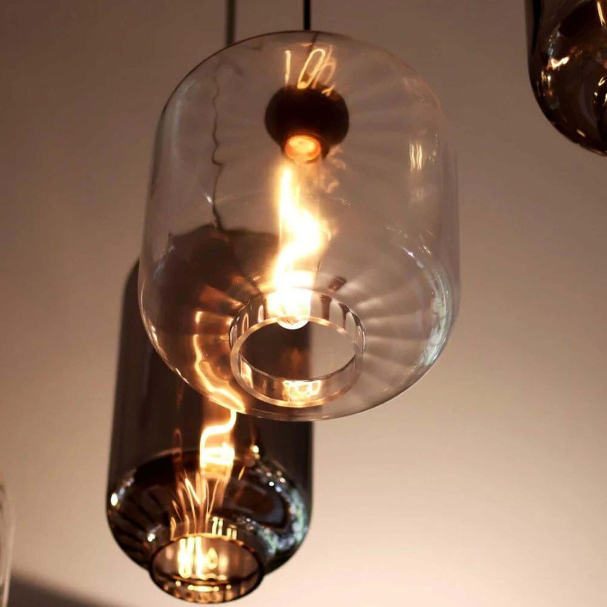 s.luce Velo Cluster Glas-Pendelleuchte 3-flammig 3x18cm mit elegantem, schlankem Glasdesign und stylischer Lichtgestaltung.