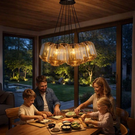 s.luce Velo Cluster Glas-Pendelleuchte 7-flammig 7x25cm im Einsatz bei einem Familienessen am Tisch.