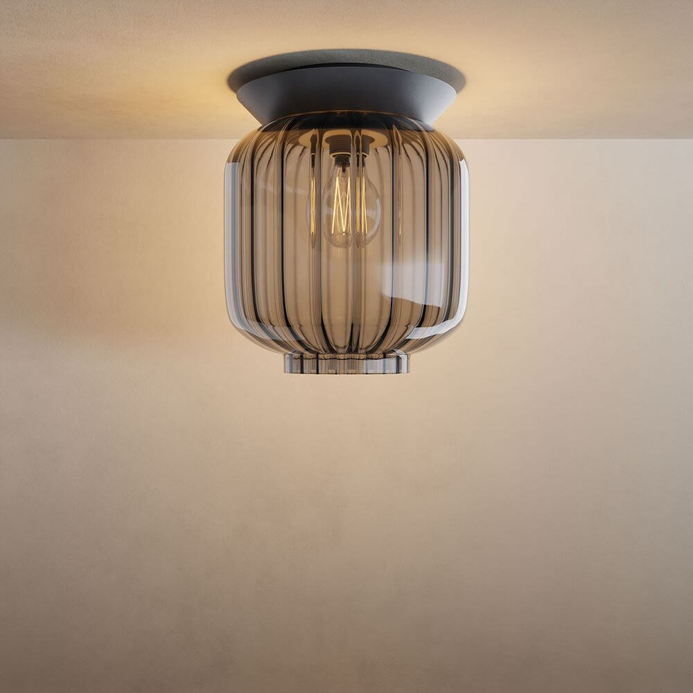 s.luce Velo Glas-Deckenleuchte E27 in rauchfarbenem Glas mit elegantem Design an Zimmerdecke.