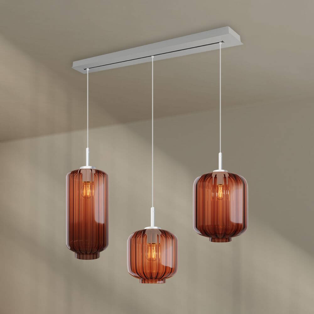 s.luce Velo Esstisch-Hängelampe 3-flammig 120cm Ø 18/20/25cm mit drei braunen Glasleuchten in modernem Design.