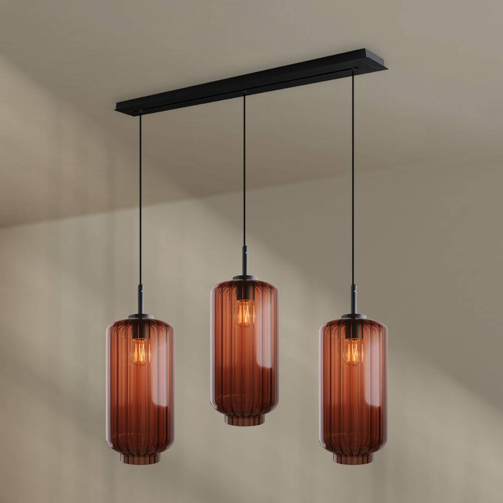 s.luce Velo Esstisch-Pendelleuchte 3-flammig 120cm Ø 18cm in elegantem Design mit runden, braunen Glasleuchten.