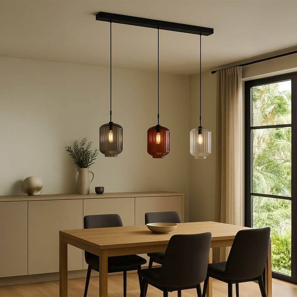 s.luce Velo Esstischleuchte 3-flammig Baldachin 120cm Ø 25cm über einem Esstisch im modernen Ambiente.