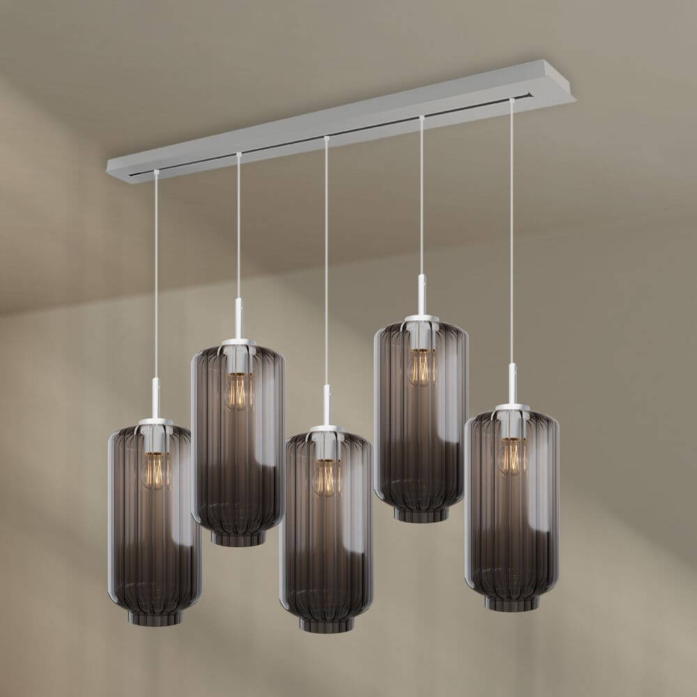 s.luce Velo Esstischleuchte 5-flammig 160cm Baldachin Ø 18cm mit eleganten Glasleuchten über einem Esstisch.