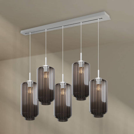 s.luce Velo Esstischleuchte 5-flammig 160cm Baldachin Ø 18cm mit eleganten Glasleuchten über einem Esstisch.