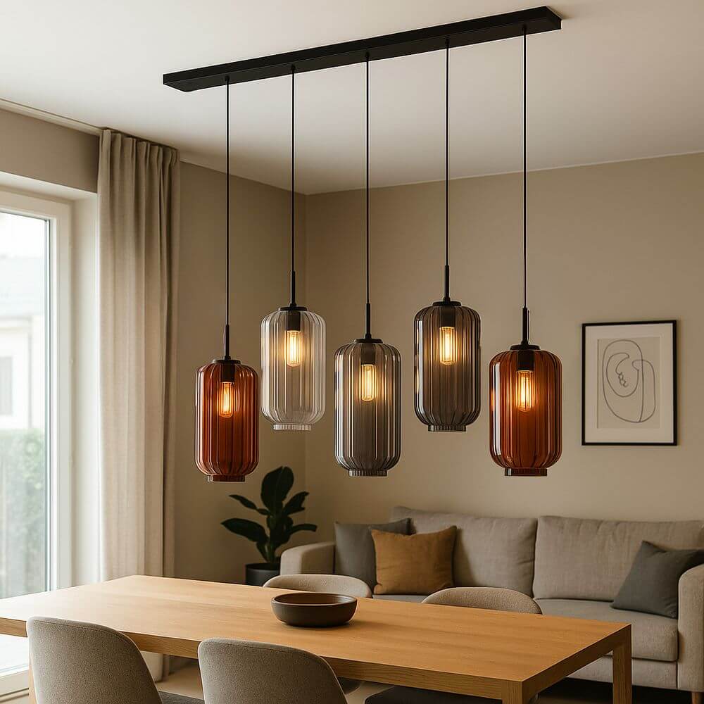 s.luce Velo Esstischleuchte 5-flammig 160cm Baldachin Ø 18cm über einem Esstisch mit eleganten Glasleuchten.