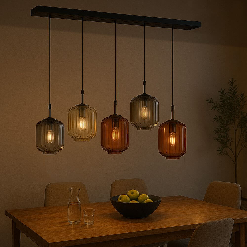 s.luce Velo Esstischlampe 5-flammig 160cm Baldachin Ø 20cm über einem Esstisch mit modernen Glasleuchten.