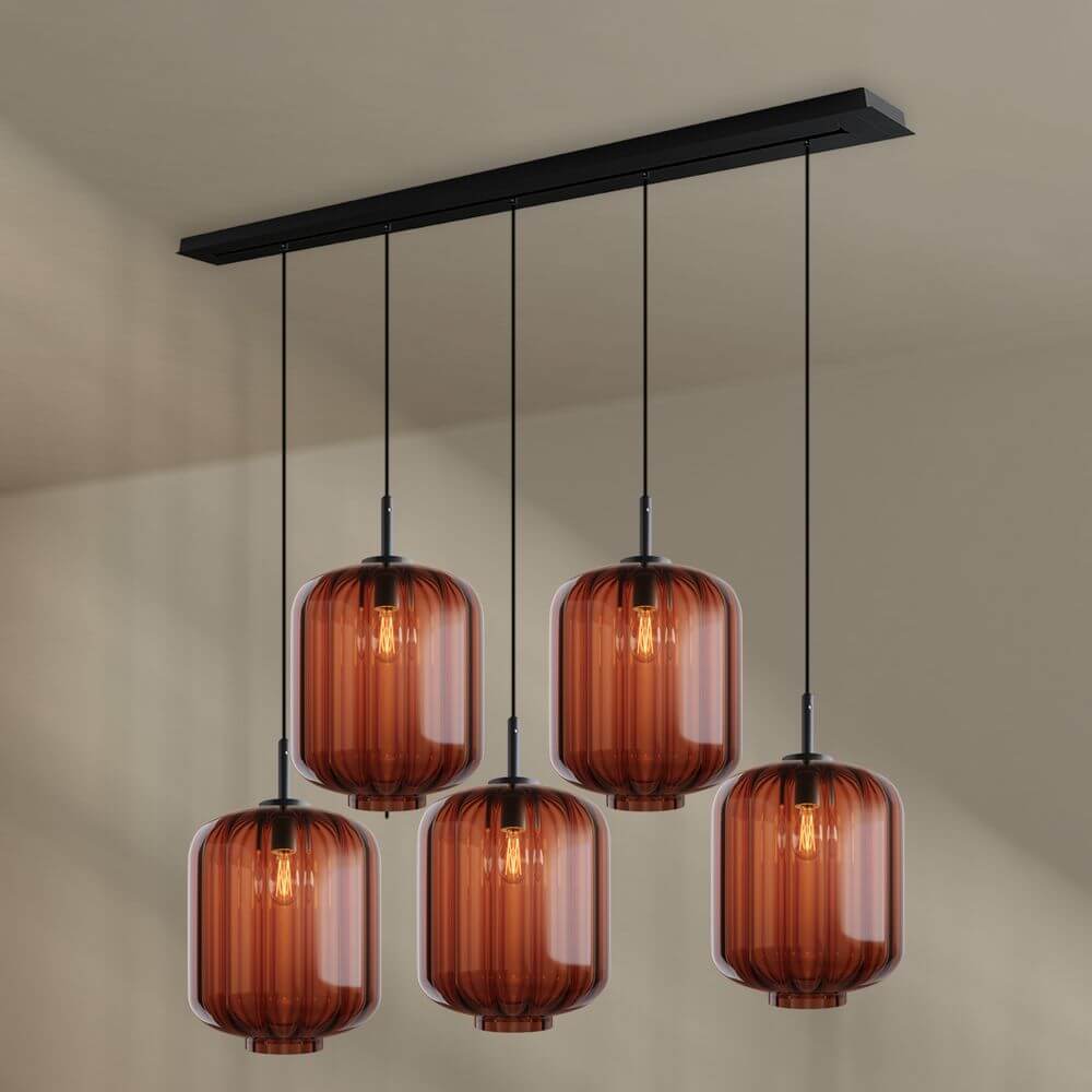 s.luce Velo Esszimmerleuchte 5-flammig Baldachin 160cm Ø 25cm über einem Esstisch in stilvollem Design.