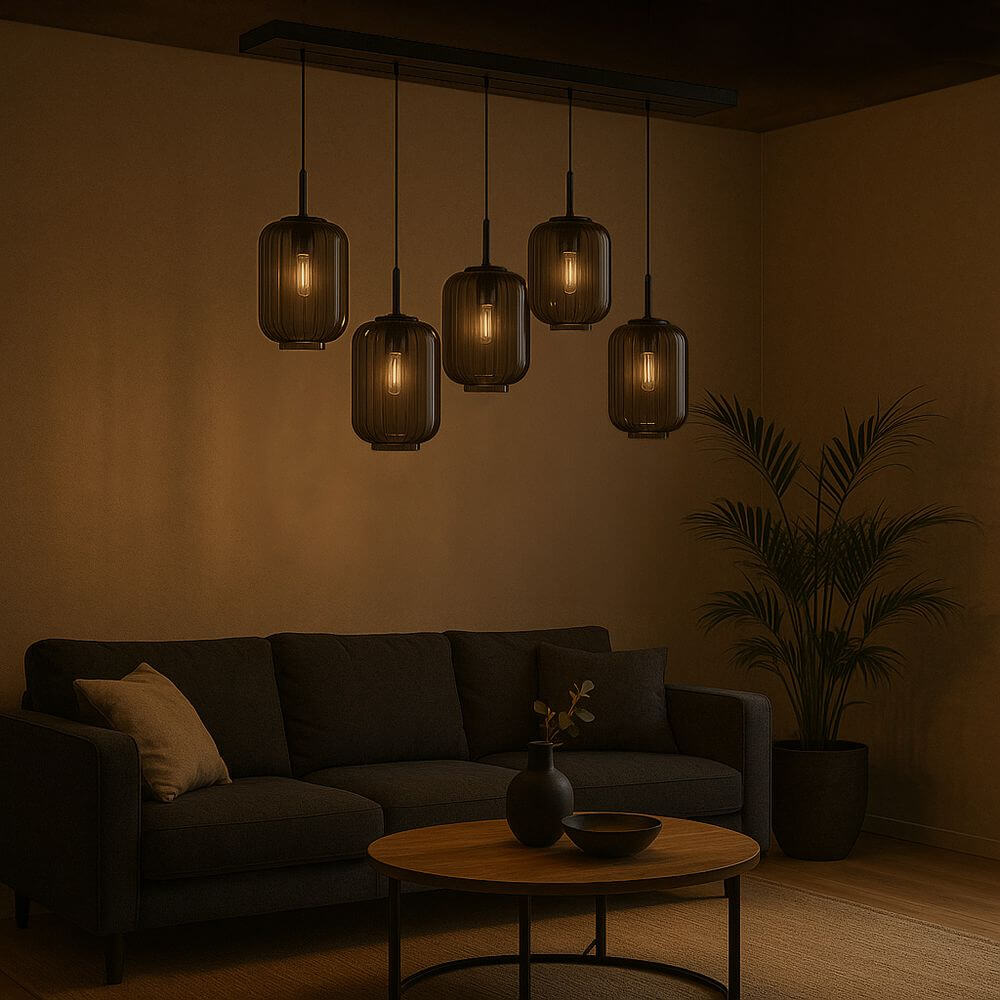 s.luce Velo Esszimmerleuchte 5-flammig Baldachin 160cm Ø 25cm in modernem Wohnzimmer mit Couch und Pflanzen.