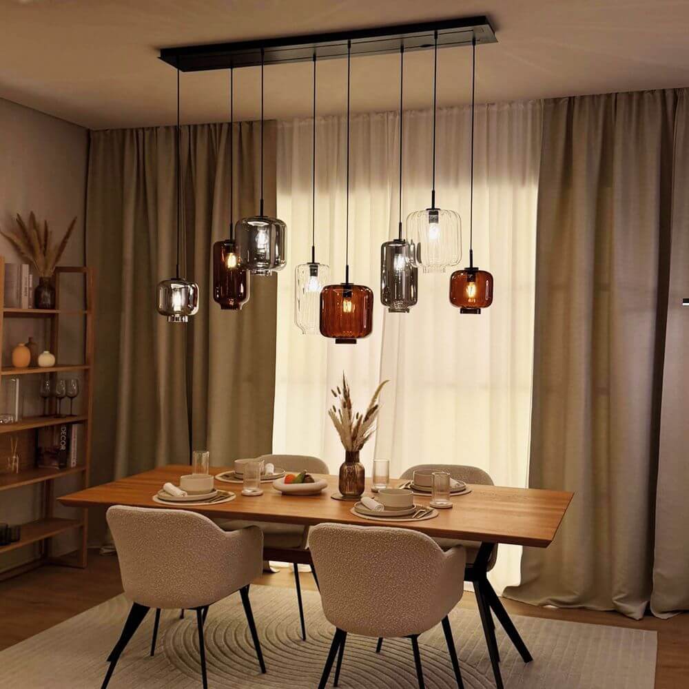 s.luce Velo Esstischleuchte 8-flammig 200cm 3-reihig Ø 18/20/25cm über modernem Esstisch mit gemischten Glas-Pendeln