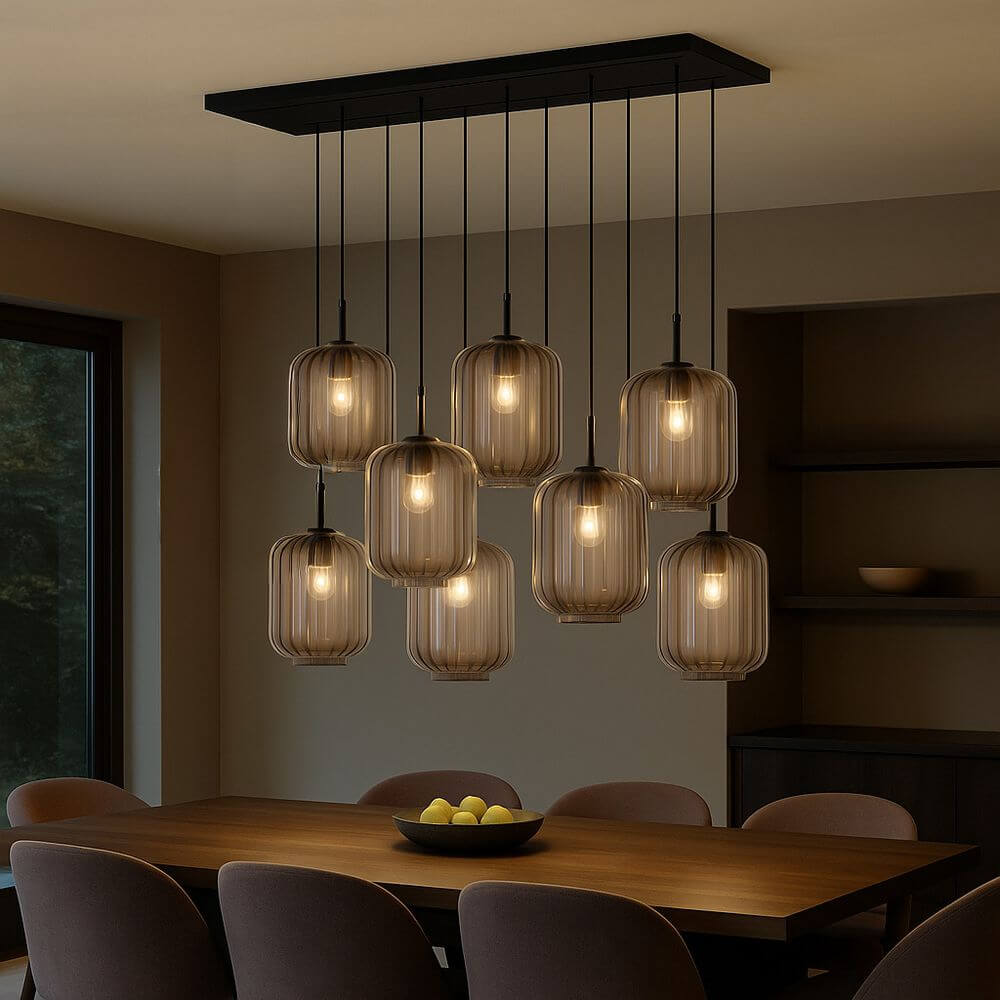 s.luce Velo Esszimmerleuchte 8-flammig 200cm 3-reihig Ø 25cm über einem Holztisch
