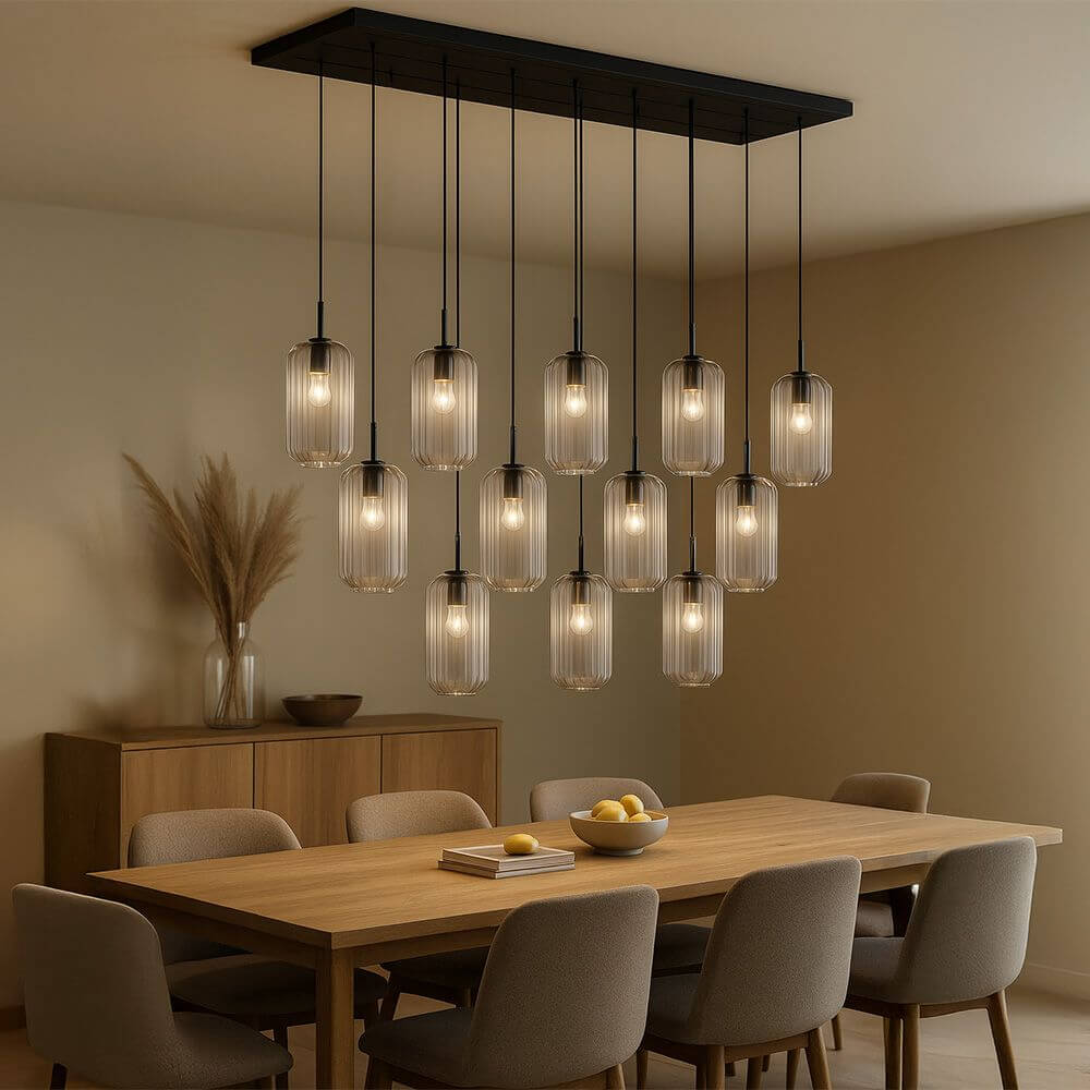 s.luce Velo Esszimmerleuchte 12-flammig 200cm 3-reihig Ø 18cm im modernen Esszimmer mit Holz-Tisch und Stühlen.