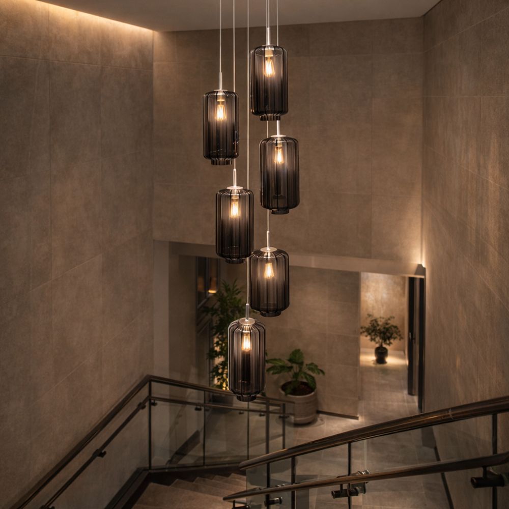 s.luce Velo Galerie Glas-Pendellampe Aufhängung 500cm Weiß in stilvollem Treppenhaus mit eleganter Beleuchtung.