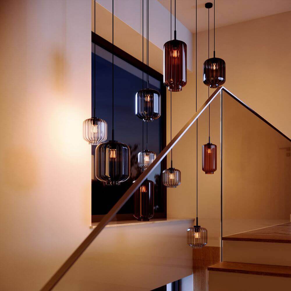 Moderne hängende Lampen sorgen für stilvolle Beleuchtung in einem eleganten Innenraum.